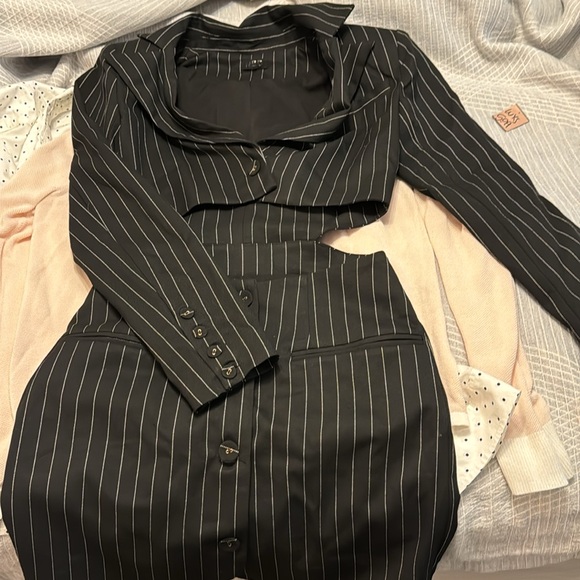 NBD NWOT
Kimber Blazer Dress (XS) Fully lined.Padded shoulders buttoned cuffs. - Picture 10 of 11